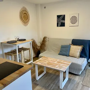 studio-with-private-car-park-and-air-con.fr-provencehotel.com/